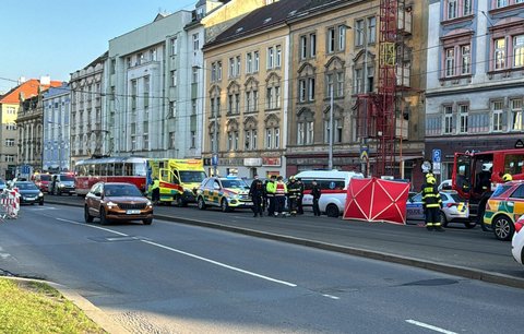 Tramvaj v Praze 5 odmrštila ženu na auto: Přejelo ji a ujelo! Chodkyně zemřela, řidičku vypátrali