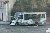 Komplikace na Klárově: Při nehodě tramvaje a autobusu se zranili tři lidé