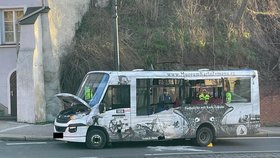 Komplikace na Klárově: Při nehodě tramvaje a autobusu se zranili tři lidé