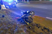 Zaklíněný motorkář ve velmi vážném stavu! Policie hledá svědky nehody v Kobylisích