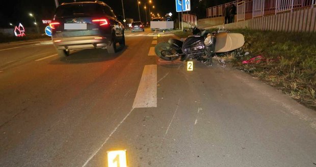 Nehoda auta a motorky v Kobylisích. (3. listopadu 2022)