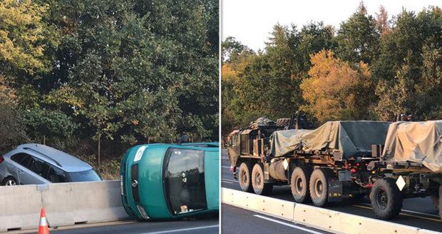 FOTO: Kolony před Prahou. Na D1 havarovala dodávka, místem projížděla vojenská technika