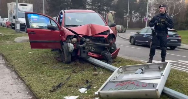 Muži bourali a utekli od nehody.