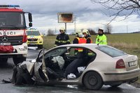 Vážná nehoda v Praze 4: Zaklíněnou dívku (23) museli hasiči vystříhat, je v umělém spánku