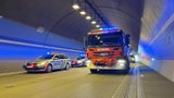 Nehoda brzdí dopravu na Pražském okruhu: Dlouhé kolony! Muže (29) z dodávky museli vyprostit