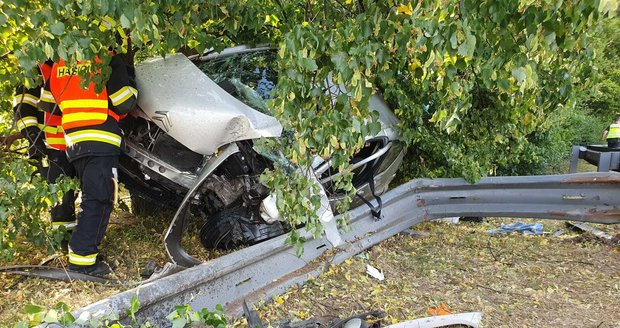 Hrozivá nehoda u magistrály: Auto se čtyřmi lidmi napálilo do svodidel, skončilo na střeše