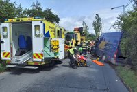 Nehody v Praze: Vyproštěný řidič po nehodě kamionu a dodávky a vysypaný náklad piv!