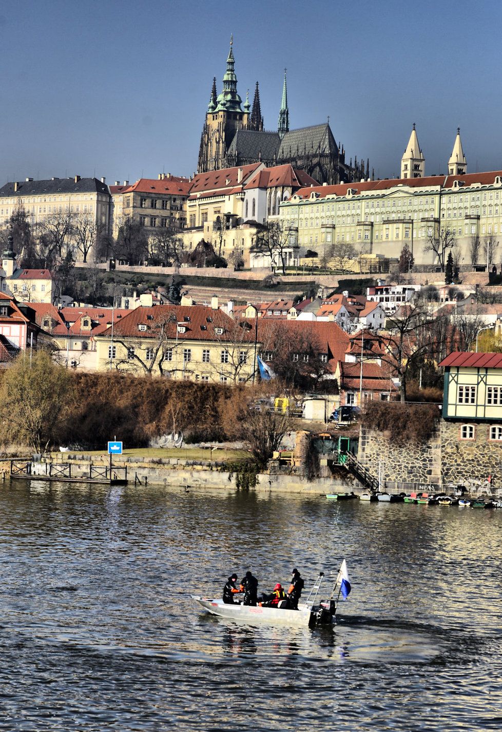 Panorama Hradčan a policejní pátrání po chodci, kterého smetlo do řeky auto z Mánesova mostu