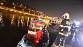 V Praze opět vyrazili na řeku hasiči, tentokrát aby vytáhli našli muže, který do ní skočil patrně dobrovolně