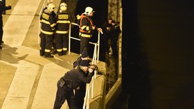 Policejní pátrání po chodci, kterého pohltila Vltava