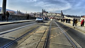 Přes Mánesův most nepojedou dva týdny tramvaje, trať se bude opravovat.