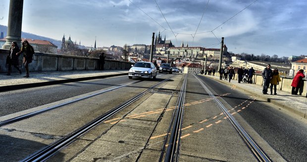 Přes Mánesův most nepojedou dva týdny tramvaje, trať se bude opravovat.