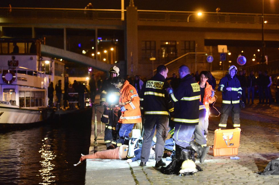 Ženu, kterou srazilo auto z mostu, se podařilo vytáhnout z řeky. Svým zraněním však podlehla po převozu do nemocnice