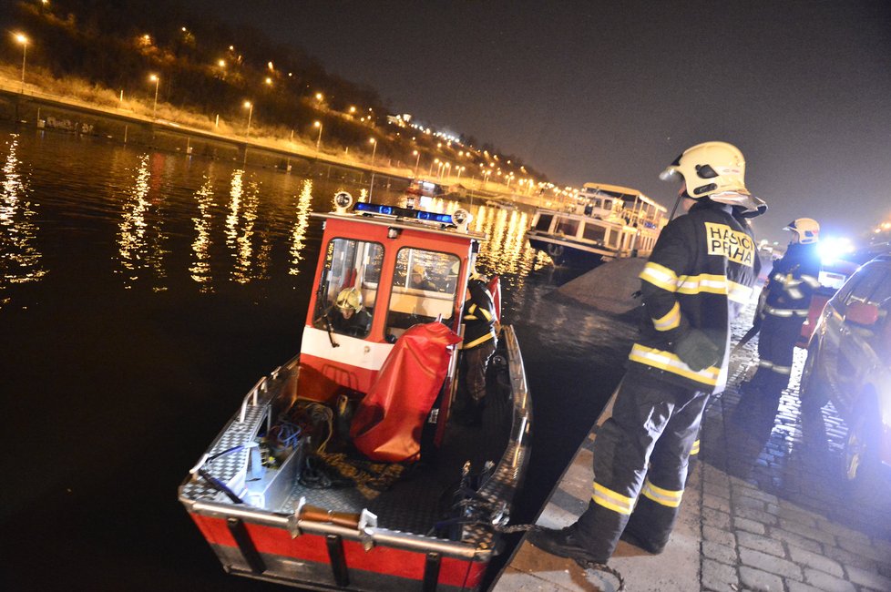 Jeden ze člunů, který se vydal na Vltavu po dramatické nehodě na Mánesově mostě