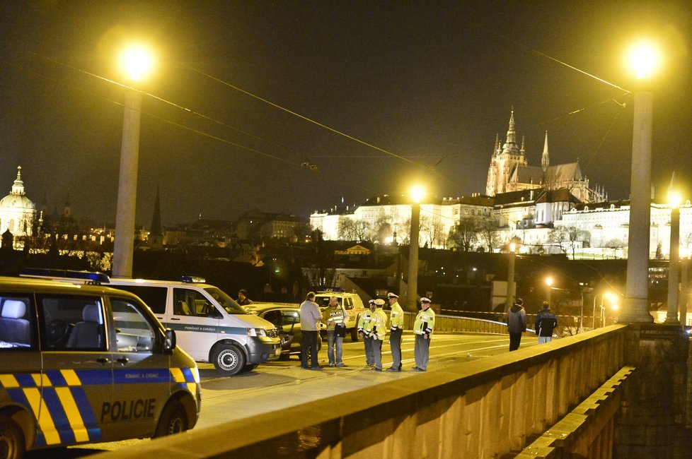 Z tohoto mostu mezi Klárovem a Rudolfinem spadli do řeky dva lidé poté, co je smetlo auto