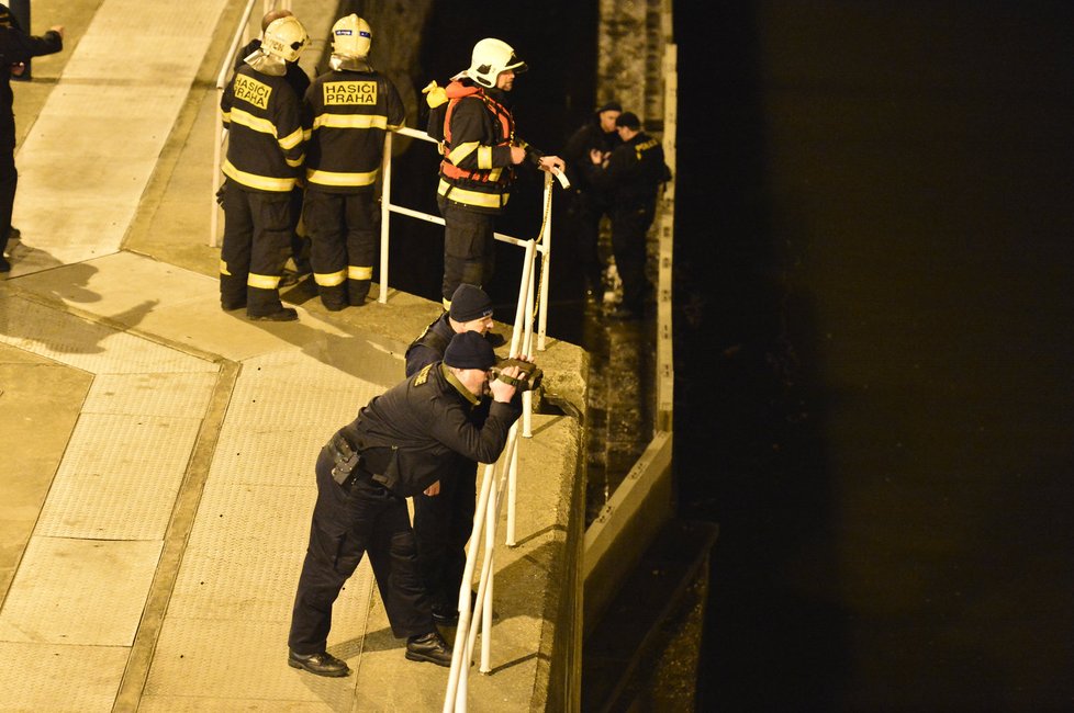 Policejní pátrání po chodci, kterého pohltila Vltava