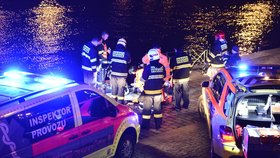Oživující práce záchranářů po něhodě v Praze: Chodkyni právě vytáhli z Vltavy