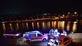 Místo, kde záchranáři vytáhli z Vltavy jednu z chodkyň, kterou srazilo auto na Mánesově mostě do řeky