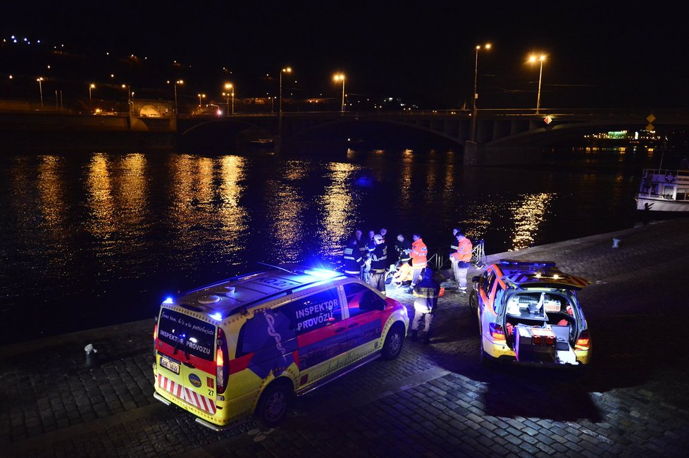 Nedaleko nemocnice Na Františku vytáhli záchranáři z Vltavy bezvládné tělo chodkyně