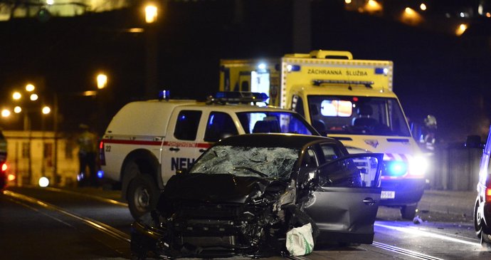 Auto, které v Praze na Máněsově mostě najelo do lidí