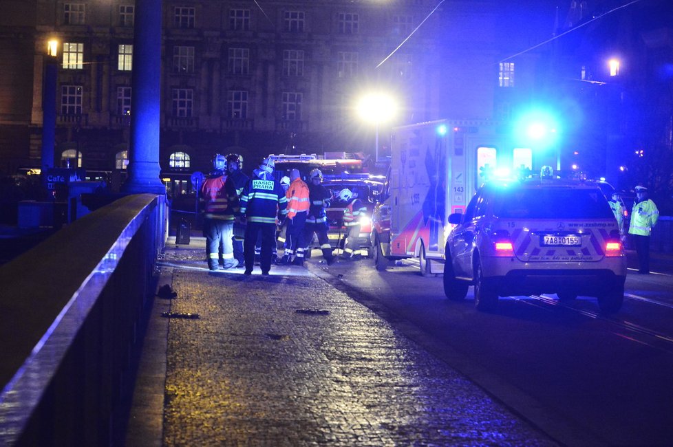 K dramatické nehodě došlo v Praze na Mánesově mostě