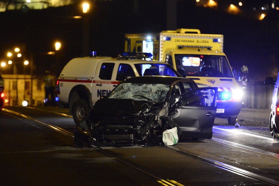 Auto, které v Praze na Máněsově mostě najelo do lidí