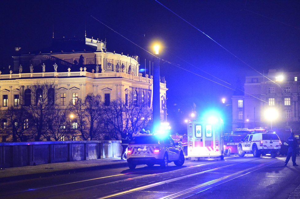 Místo nehody v Praze, kde do skupiny lidí narazilo osobní auto