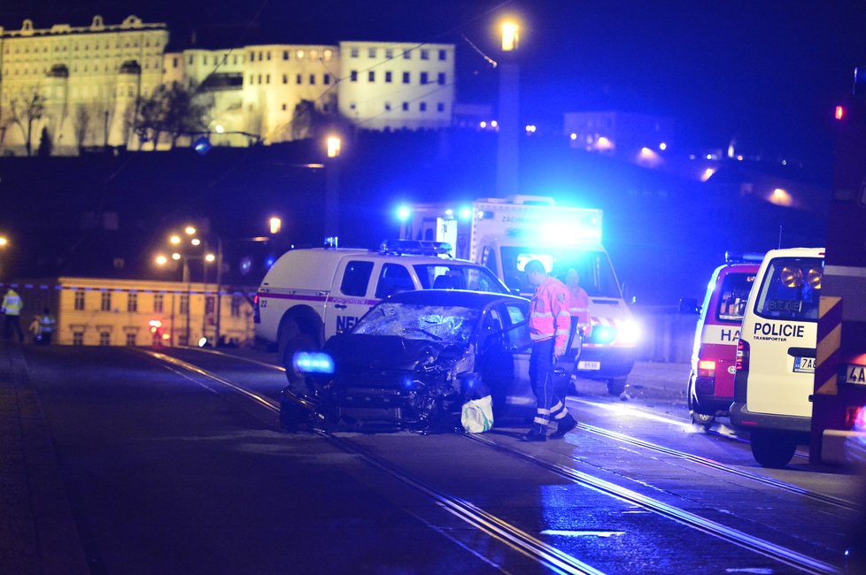 V Praze došlo k dramatické nehodě, tohle auto vjelo na Mánesově mostě do lidí!