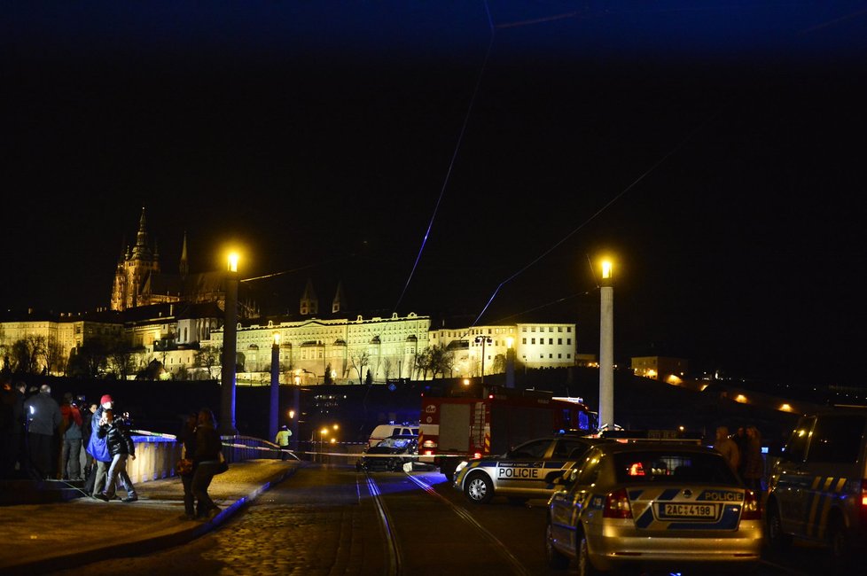 Co za dramatickou nehodu na dohled od Pražského Hradu mohlo, zatím není jasné