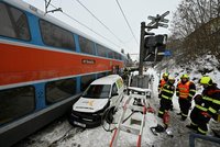 Vlak u Mnichovic smetl na přejezdu auto: Provoz mezi Prahou a Benešovem je omezen