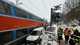 Vlak u Mnichovic smetl na přejezdu auto: Provoz mezi Prahou a Benešovem je omezen
