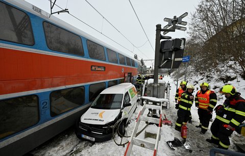 Vlak u Mnichovic smetl na přejezdu auto: Provoz mezi Prahou a Benešovem je omezen