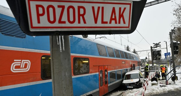 Srážka auta a vlaku u železniční zastávky Mnichovice, 21. prosince 2022. Nehoda zastavila provoz na trati mezi Prahou a Benešovem.
