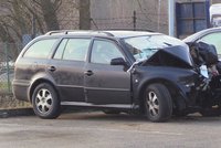 Noční tragédie u Prahy: Řidič (24) vletěl do sloupu, zabil mladou spolujezdkyni (26)