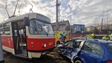 Tramvaj se ve Vysočanech srazila s autem: Ochromená doprava, zaklíněný řidič