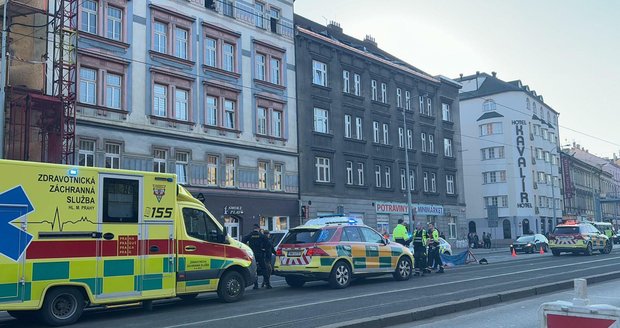 Žena zemřela v Plzeňské ulici po srážce s tramvají. (4. března 2024)