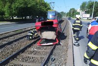 Děsivá nehoda v Praze 5: Srazila se sanitka s autem, skončilo na střeše na kolejích!