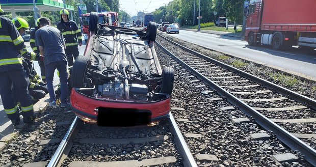 Nehoda auta a sanitky na Plzeňské v Praze. (26. května 2023)