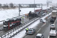 Děsivé nehody v okolí Prahy kvůli počasí: Hasiči mají napilno na Barrandově a Pražském okruhu