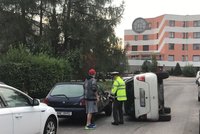 V ulici Na Groši skončilo auto na boku: Při nehodě řidička poškodila další dvě vozidla