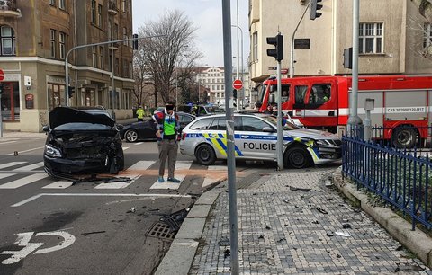 Nehoda na Andělu: Policejní auto jelo se zapnutými majáky k případu, v křižovatce se střetlo s osobním