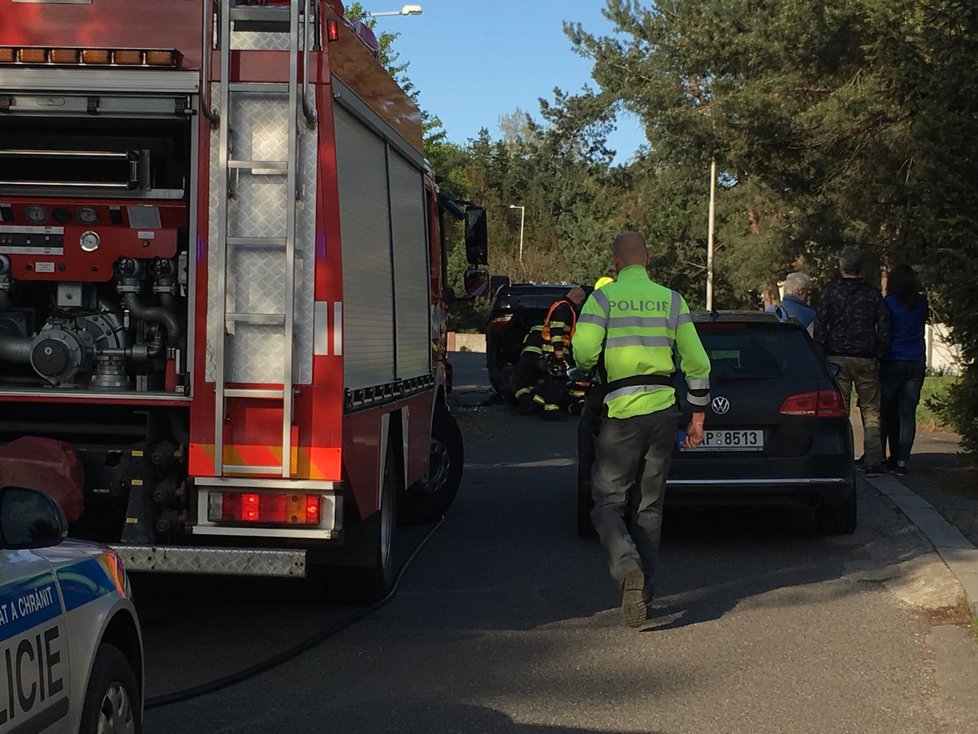 Opilý řidič málem srazil kolemjdoucí, skončil s autem na střeše.