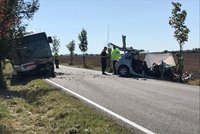 Tragická nehoda v Drahelčicích: Řidič vjel do protisměru, nehodu s autobusem nepřežil
