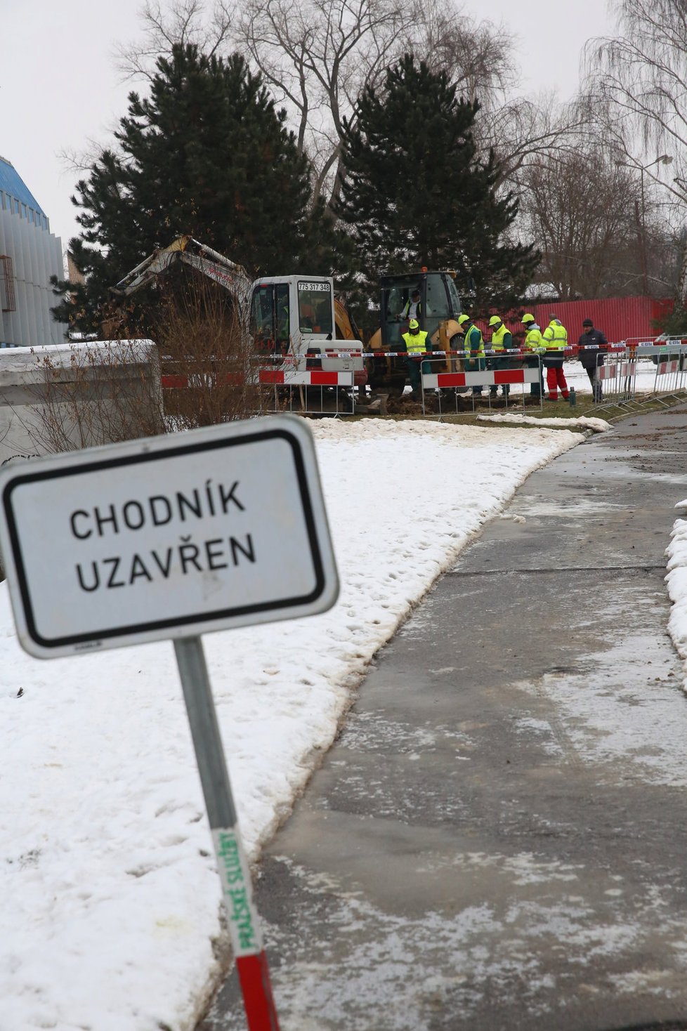 Dělníci pracovali celý den, aby lidé mohli znovu použít vodu z kohoutků.