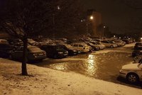 Skuteckého ulici v Praze 17 zaplavila voda: Ze silnic a chodníků byla ledovka
