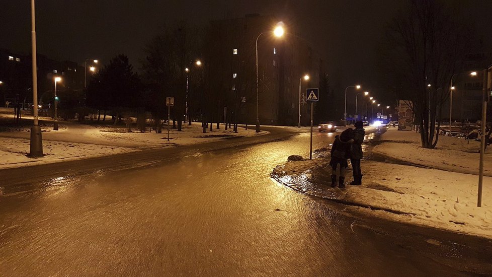 Skuteckou ulici v Praze zaplavily tisíce litrů vody.