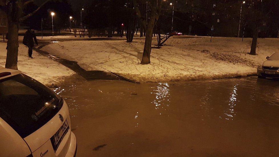 Skuteckou ulici v Praze zaplavily tisíce litrů vody.