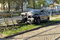 Řidič u Pražského hradu rozstřelil auto o strom. Skončil v nemocnici