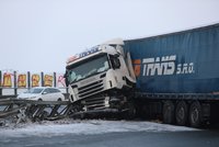 Řada nehod na Pražském okruhu na Zličíně! Náklaďák prorazil svodidla, dodávka napálila do kamionu