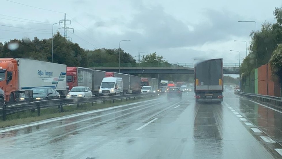 Nehoda tří kamionů na Pražském okruhu, 25. září 2020.